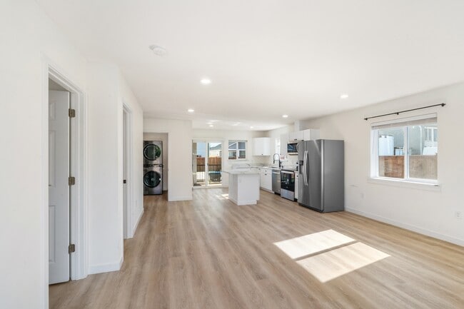 Photo - 842 N Montesano St