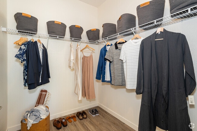 1BR, 1BA - 692SF
