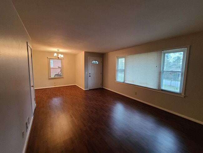 2691 Fernwood Ave