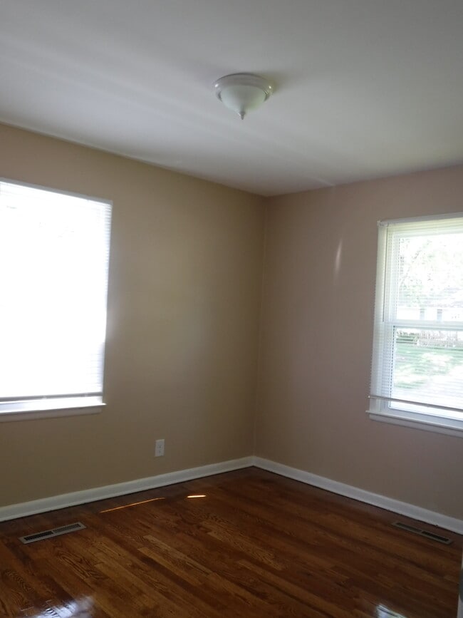 Photo - 505 W Meadow Ln