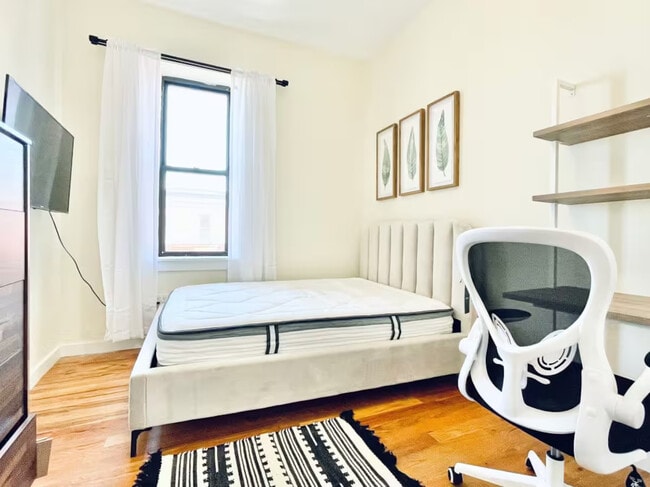 Photo - Furnished room/NOT APARTMENT Unit 5