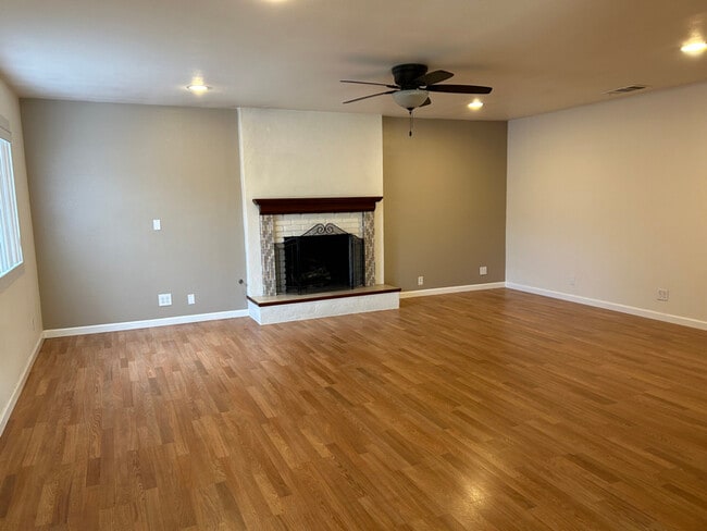 Photo - 705 W Graaf Ave