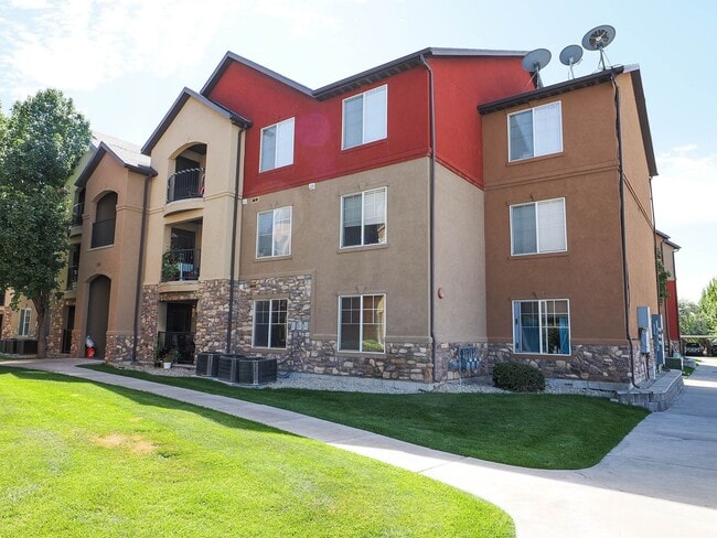 Building Photo - GROUND LEVEL CONDO UNIT