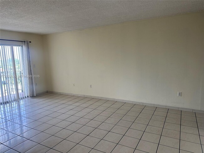 Photo - 1075 W 68th St Unidad 309