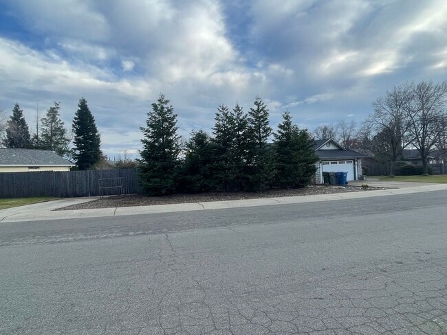 Photo - 3 BED 2 BATH HOUSE WITH FENCED BACKYARD IN THE COUNTRY HEIGHTS SUBDIVISION