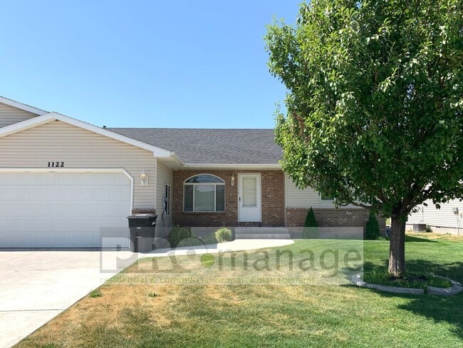 Building Photo - 2 Bed / 2 Bath Townhome w/ 2 Car Garage - ...