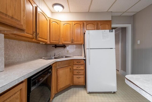Photo - 450 Yates St