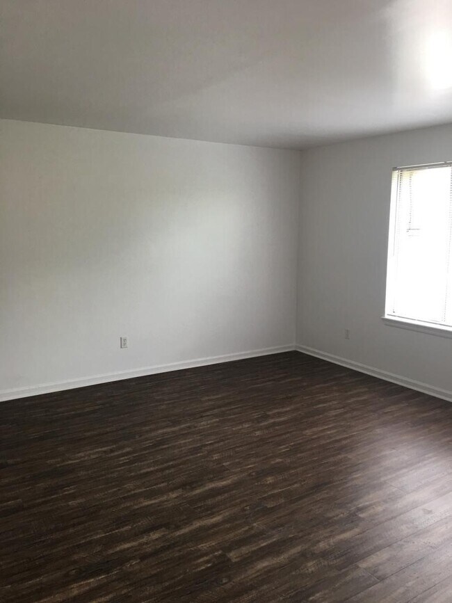 Photo - Lakeside Plaza Apartments