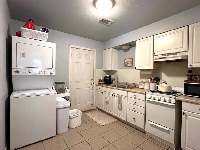 Photo - 2 bedroom- Walk to Campus!!