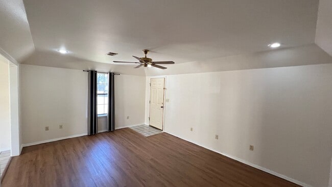 Photo - 803 E N St Unidad B