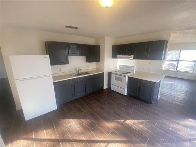 Photo - Spacious 3/2 duplex with a garage