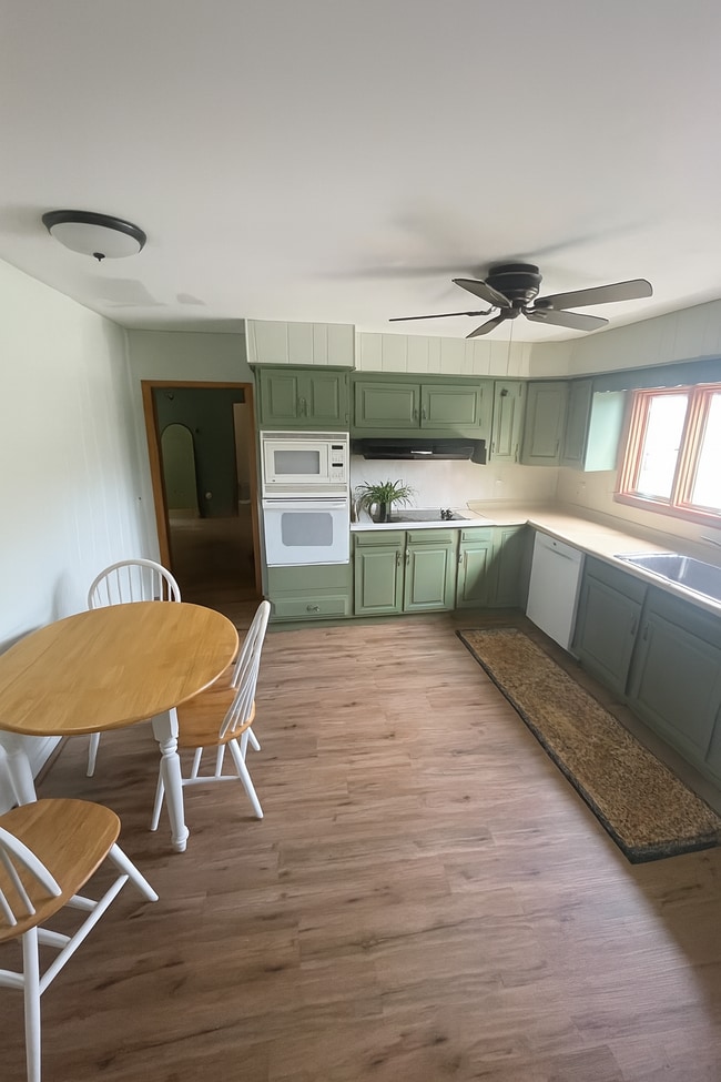 Kitchen - 610 Pawling Ave Apartments Unit Floor 1
