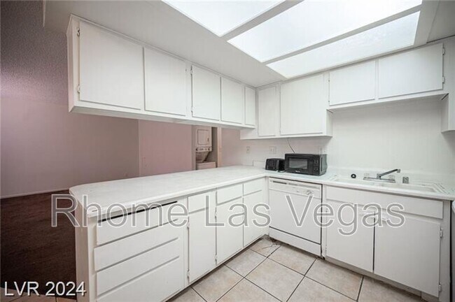 Photo - 4300 N Lamont St Unidad #293
