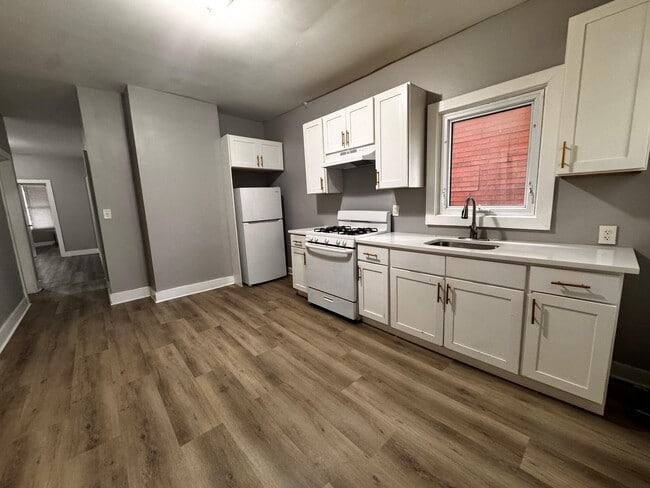 Building Photo - 254 Clinton Ave Unit 1