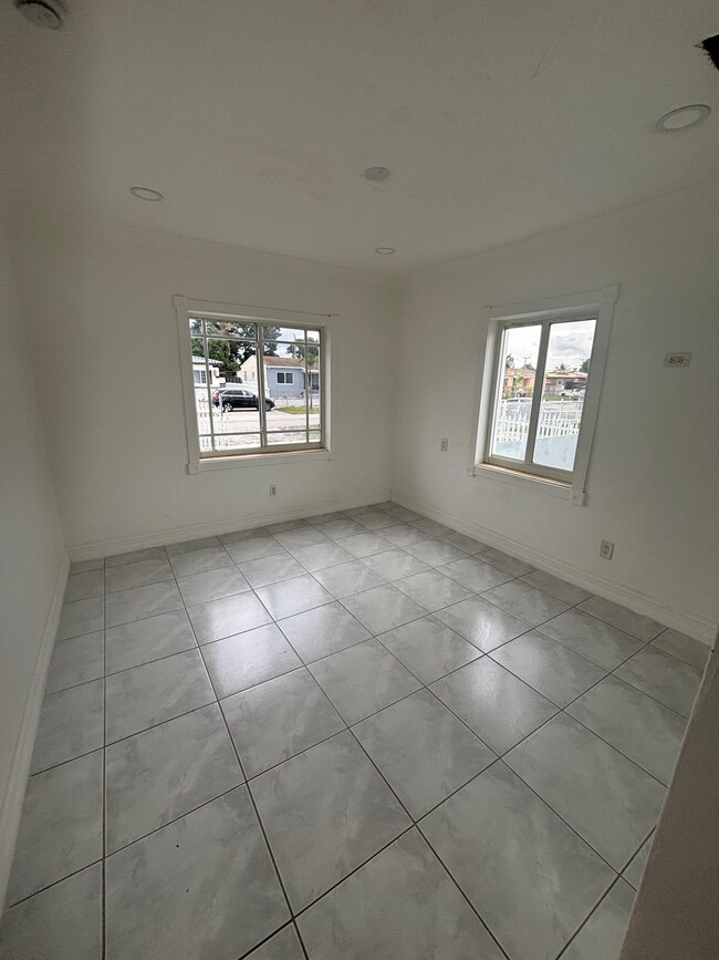 Photo - 250 E 34th St