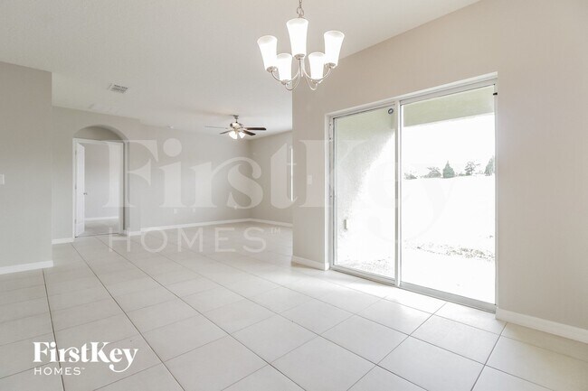 Photo - 325 Aberdeen Dr