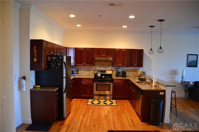 Building Photo - 547 Sayre Ave Unit 202