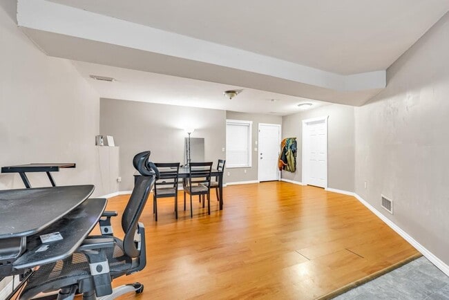 Photo - 18991-1870A 70a Ave