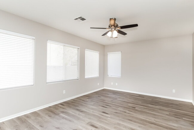 Photo - 10843 Colour Magic St