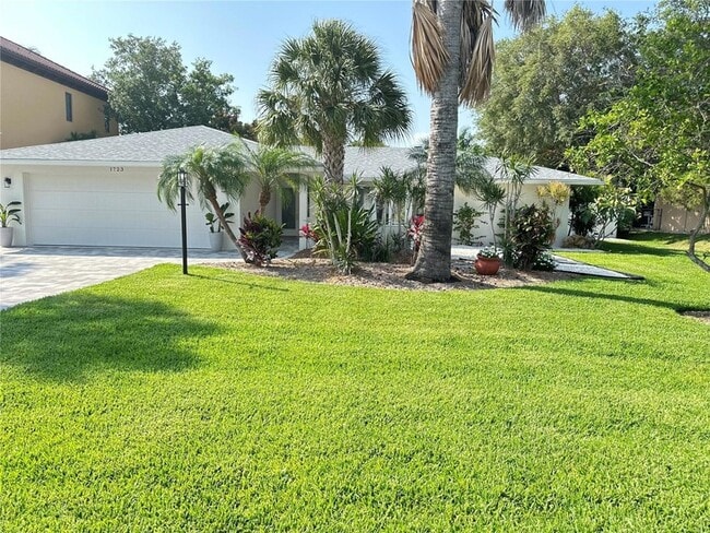 Photo - 1723 Stanford Ln