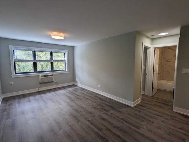 Building Photo - 456 W Barry Ave