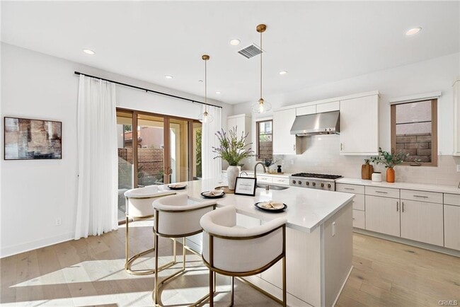 Photo - 215 Sutters Ml