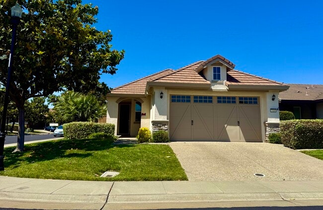 2 br. 2 ba. senior living home at Del Webb - 7519 Abbey Cir House