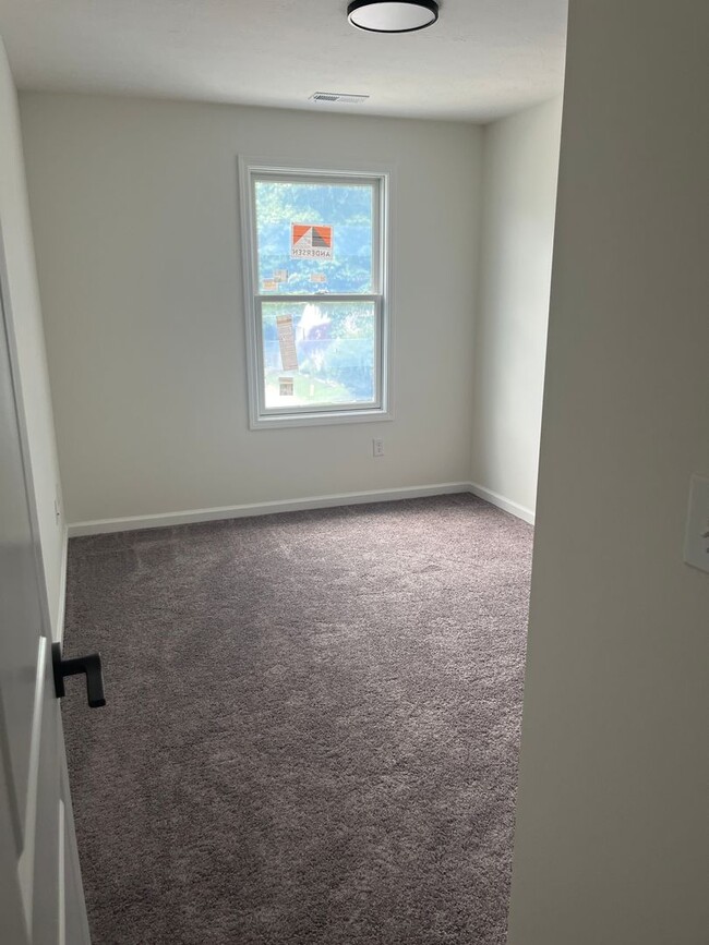 Building Photo - 613 E Pike St Unit 613 1/2 E Pike St Rental