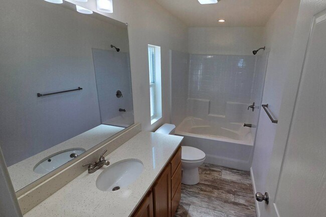 Photo - 550 E Harrison St