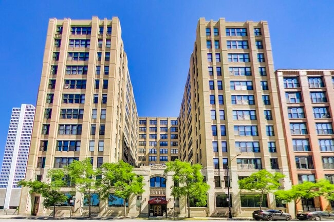 Building Photo - 728 W Jackson Blvd