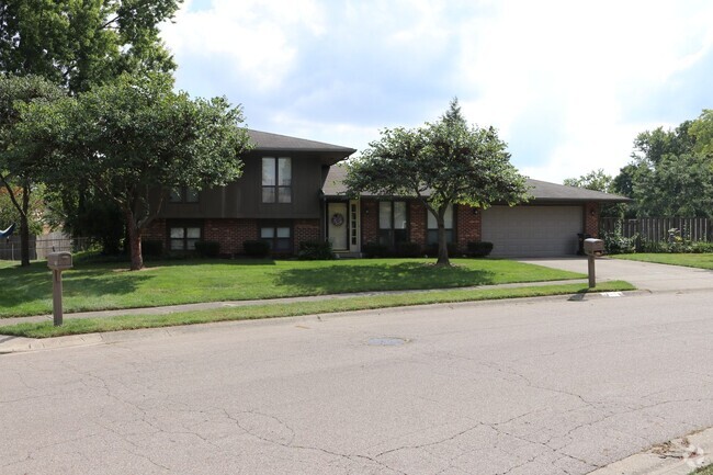 Building Photo - Four Bedroom Two & Half Bath Tri-Level home