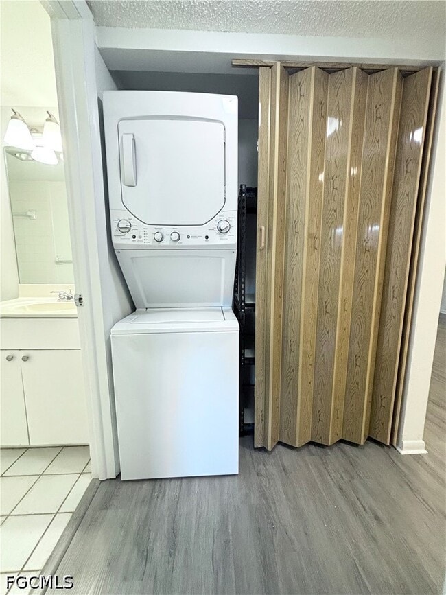 Building Photo - 2264 Winkler Ave Unit 107