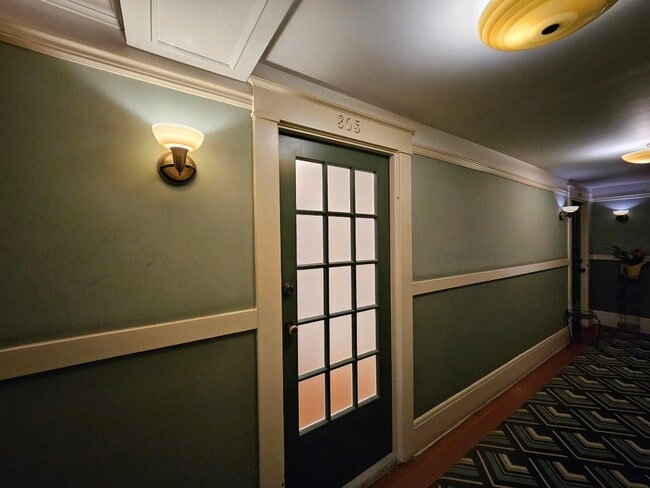 Photo - Beautiful Studio Apartment with Hardwood Flooring and Natural Light!