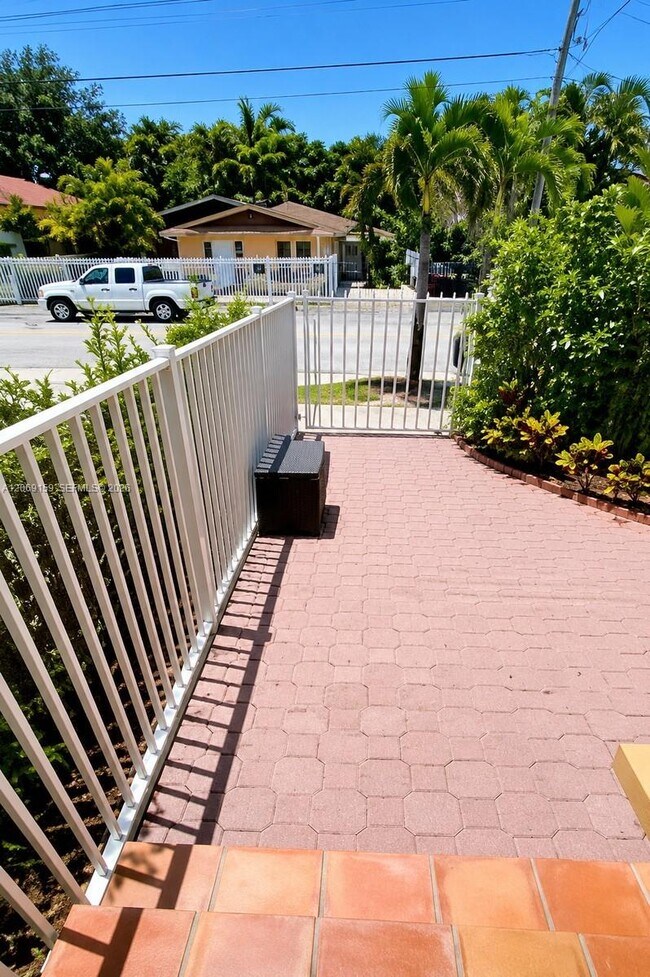 Photo - 985 SW 10th St Unidad 2
