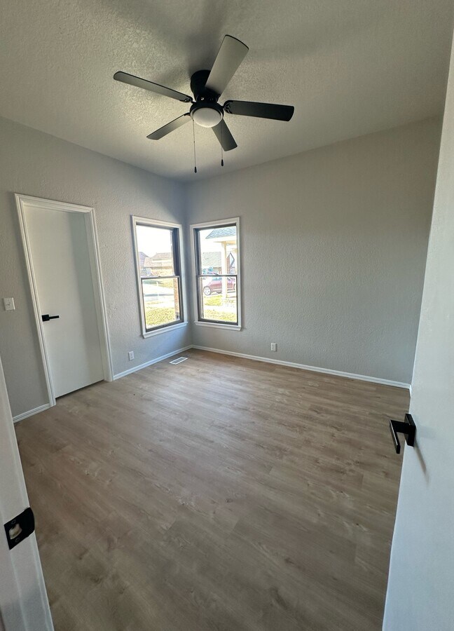 Photo - 2611 Silvertree Dr