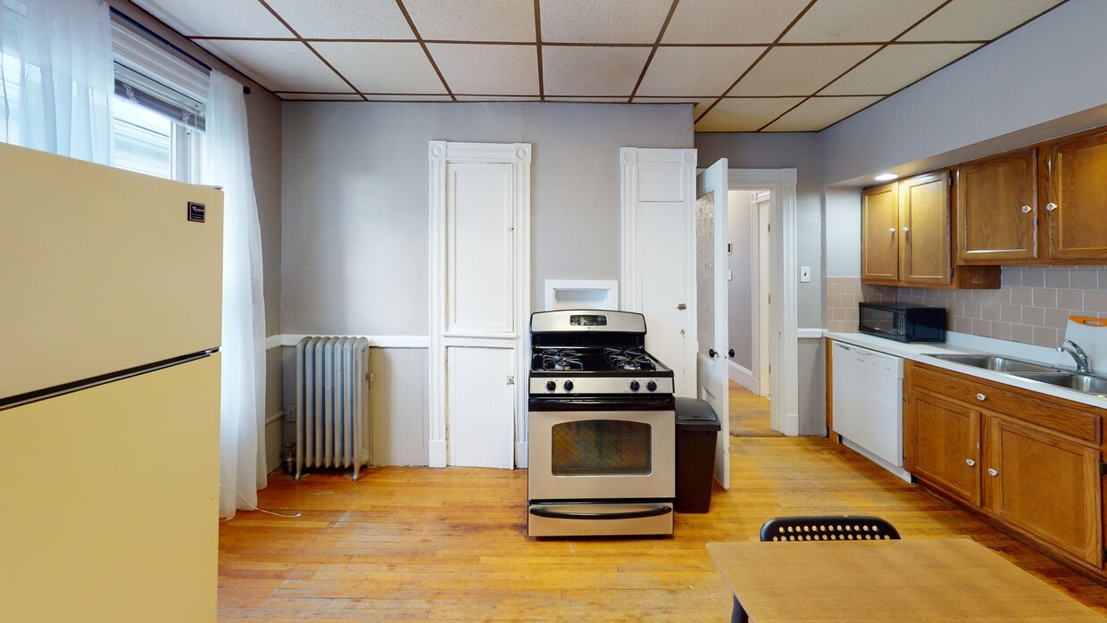 Photo - Private bedroom in 5 bed/1 bath Home