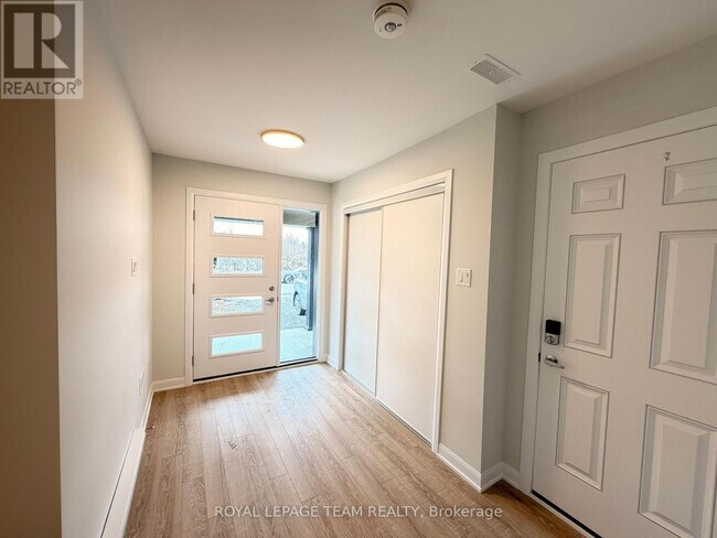 Photo - 284 Bankside Wy