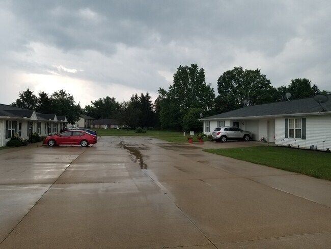 drive view - 1112 Oakview Dr Unit 1106