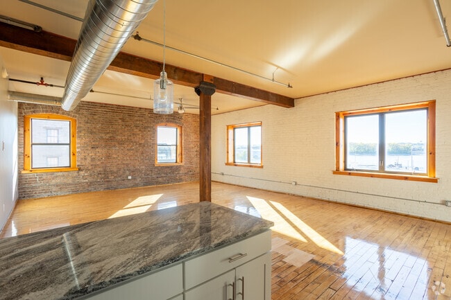 3BR, 1.5BA - 1668SF - Living Room