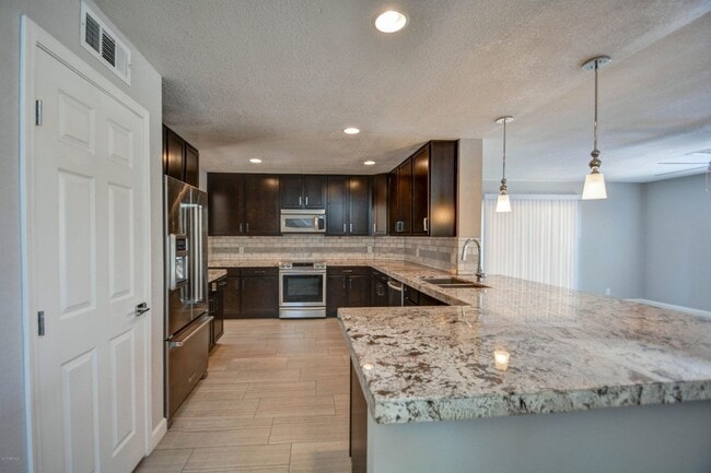 Offering 3 spacious bedrooms, 2.5 baths, l... - Offering 3 spacious bedrooms, 2.5 baths, l... Casa