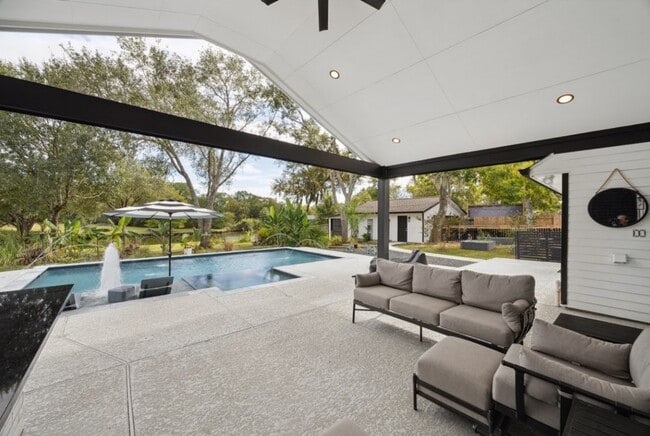 Building Photo - 205 W Bayou Dr