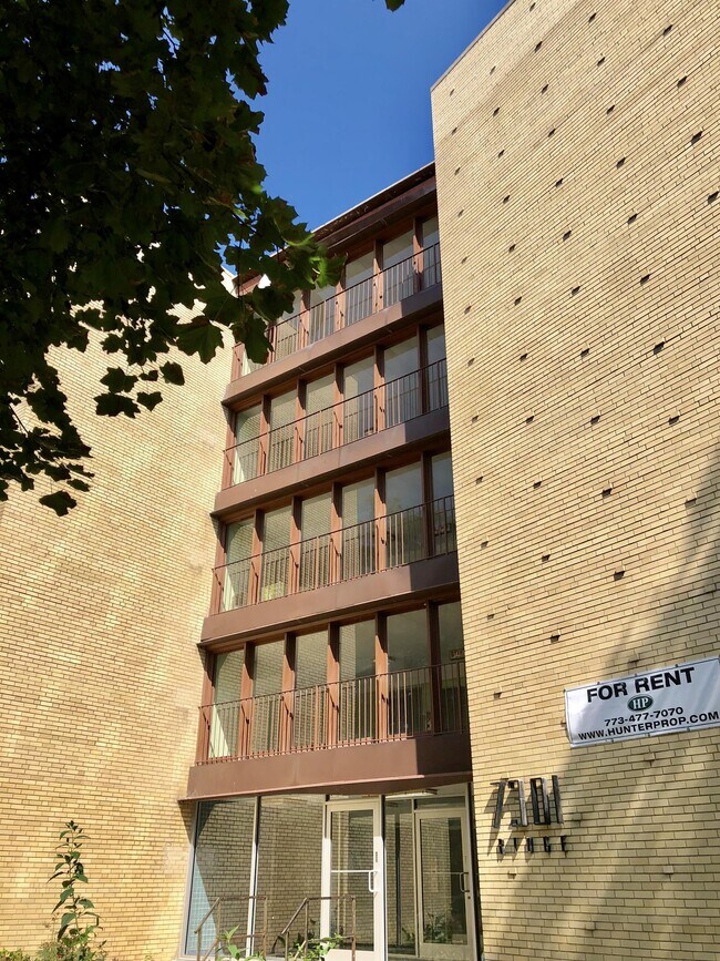 7300 N Ridge Blvd Unit 302