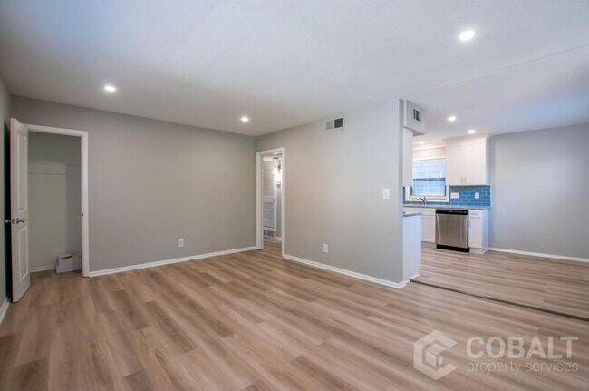 Photo - 886 St Charles Ave NE