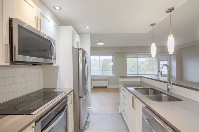 Building Photo - 4555 Av. Bonavista Unit 605