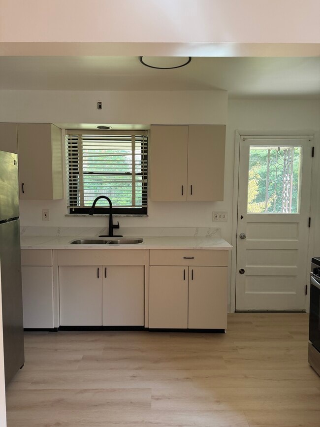 Building Photo - 4222 Century Ln Unit Two Bedroom 2