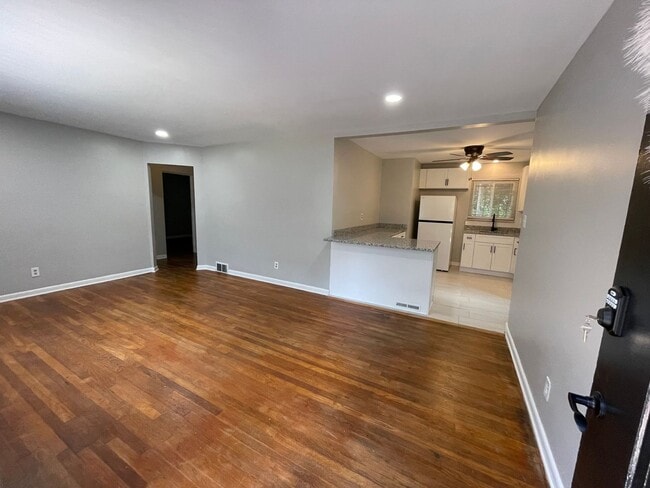 Photo - 630 Dornbush St