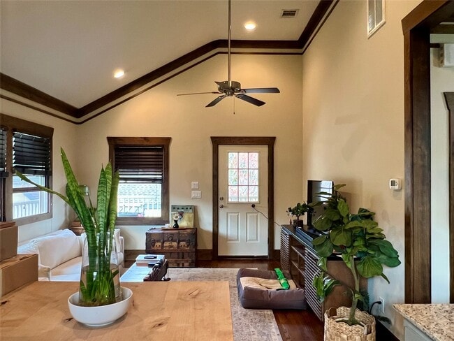 Photo - 1021 Louise St