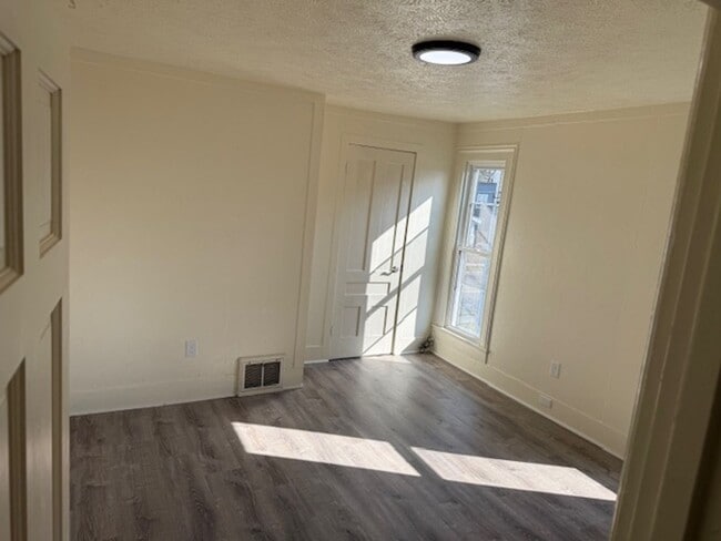 Building Photo - 108 Burton St SW Unit 3