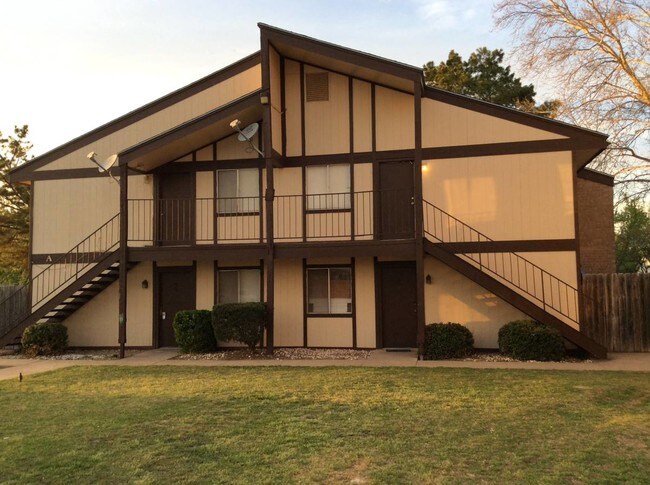 Recién pintado - 1508 Overland Dr Unidad 1