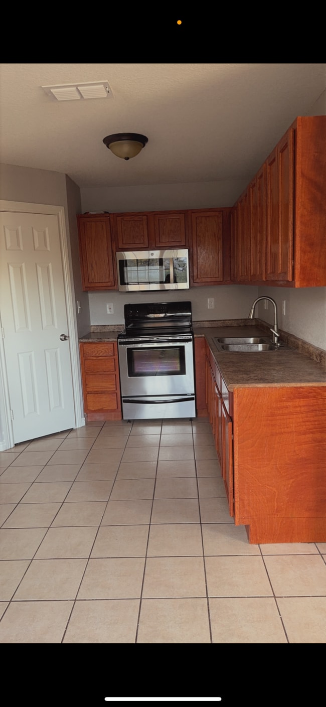 Building Photo - 1036 E Elm St Unit #200